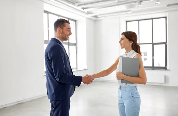 Bizneswoman i biznesmen uścisnąć dłoń — Zdjęcie stockowe