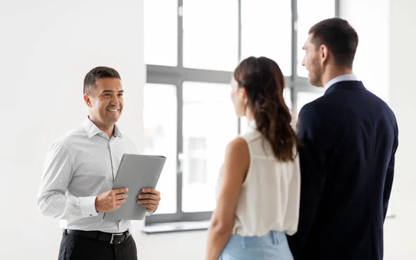 Clientes de la reunión feliz agente inmobiliario en la nueva oficina — Foto de Stock