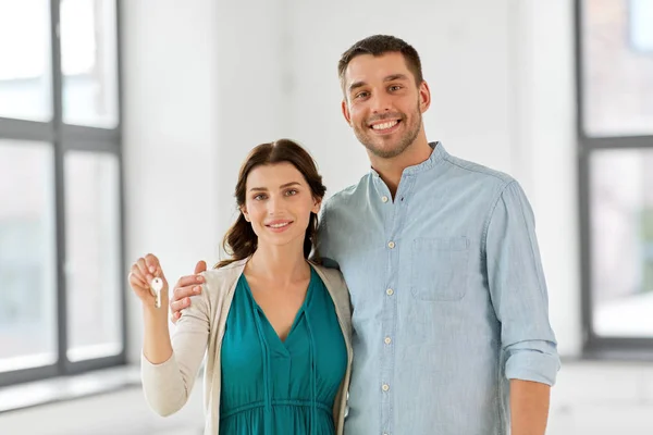 Glückliches Paar mit Schlüssel für neues Zuhause — Stockfoto