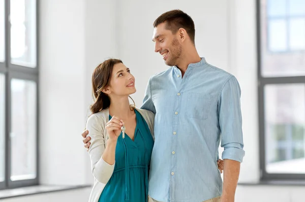 Couple heureux avec les clés de la nouvelle maison — Photo