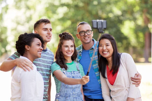 Amigos internacionais tomando selfie no parque — Fotografia de Stock