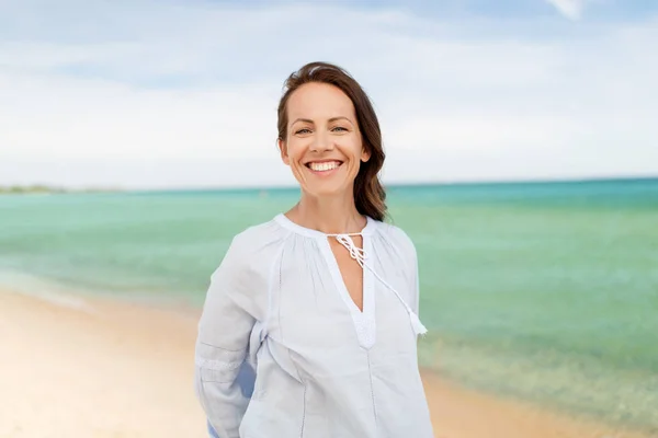 Gelukkig lachende vrouw op zomer-strand — Stockfoto