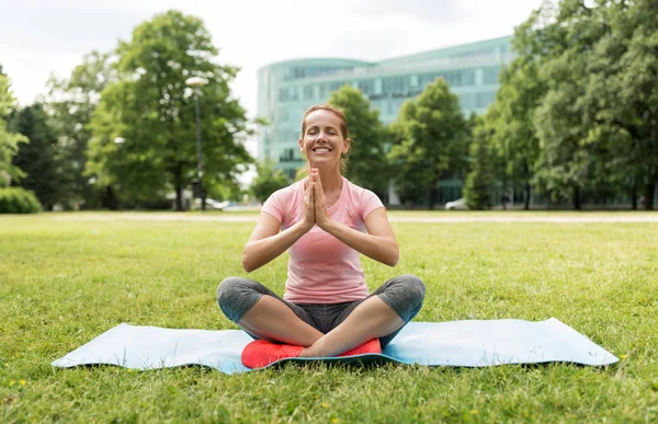 Gelukkige vrouw mediteren in zomer park — Stockfoto