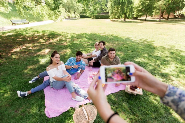 Fotografování pomocí smartphonu na pikniku přátel — Stock fotografie