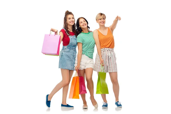 Felizes amigos do sexo feminino com sacos de compras — Fotografia de Stock