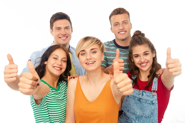 友谊与人的概念 快乐的微笑的朋友组显示拇指在白色背景 — 图库照片