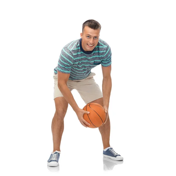 Sorridente giovane uomo che gioca a basket — Foto Stock