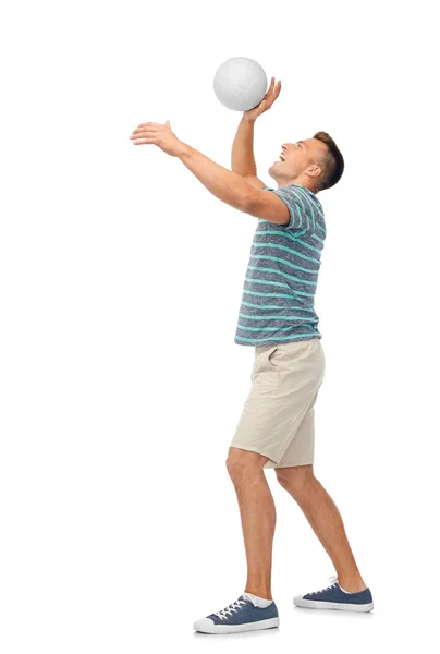 Jeune homme souriant jouant au volley-ball — Photo