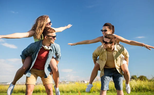 Happy dospívající přátelé baví v létě — Stock fotografie