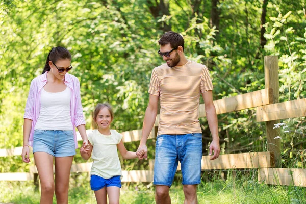 レジャー 人コンセプト 幸せな母 父と幼い娘の夏の公園を歩いて — ストック写真