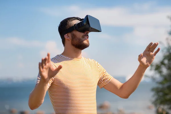 Hombre en realidad virtual auriculares al aire libre — Foto de Stock