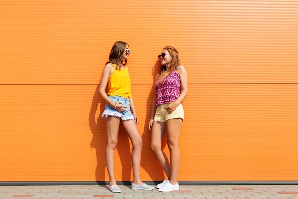 Усміхнені дівчата-підлітки в літньому одязі на відкритому повітрі — стокове фото