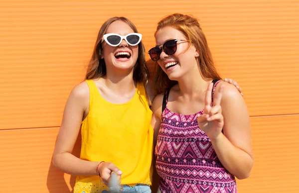 Adolescentes tomando selfie en verano — Foto de Stock