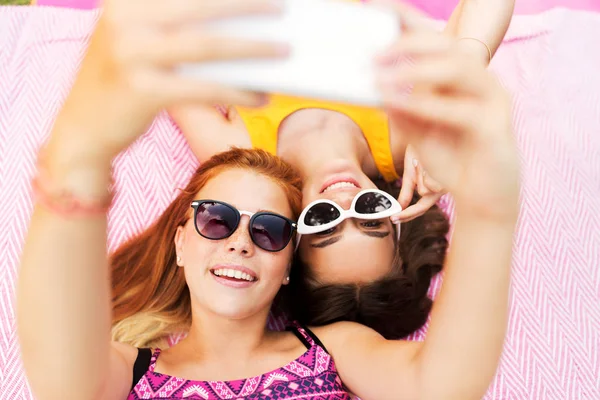 Yaz Moda Gözlük Eğlence Kavramı Piknik Battaniye Alarak Selfie Üzerinde — Stok fotoğraf
