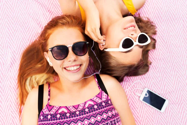 Tienermeisjes luisteren naar muziek van smartphone — Stockfoto