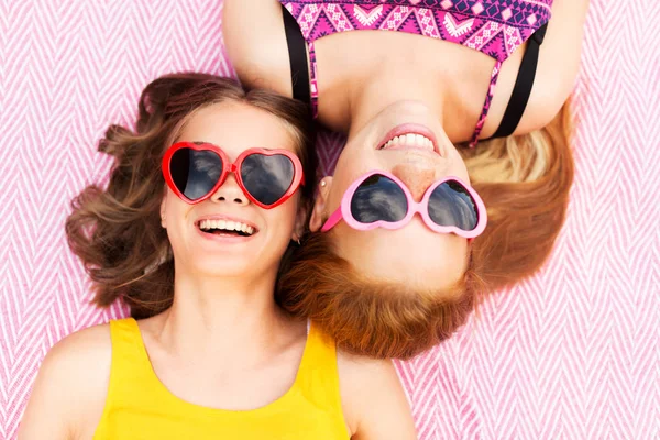 Teenager-Mädchen mit Sonnenbrille auf Picknickdecke — Stockfoto