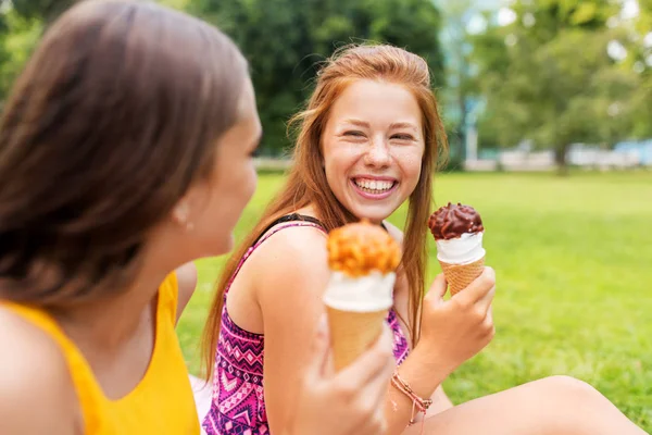 Adolescentes mangeant de la crème glacée au pique-nique dans le parc — Photo