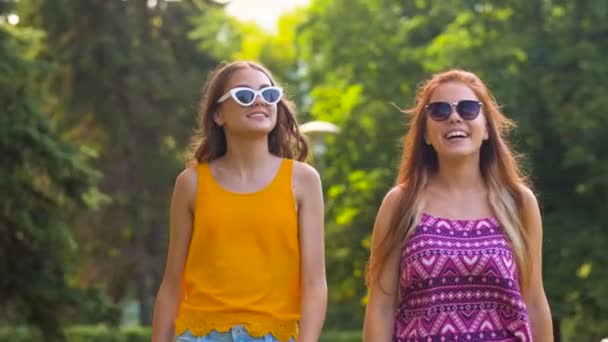 Genç kızlar ya da arkadaşlarınızla yaz Park'ta yürüyordunuz — Stok video