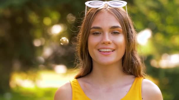Nyári park-boldog tizenéves lány portréja — Stock videók