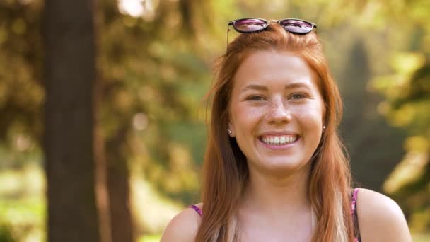 Люди Концепція Дозвілля Портрет Щасливої Рудої Дівчини Підлітка Літньому Парку — стокове відео