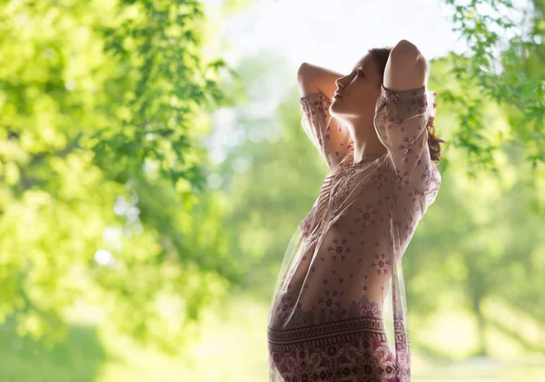 Mujer embarazada sobre fondo verde natural —  Fotos de Stock