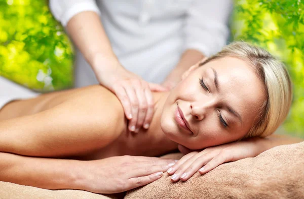 Kvinna med ryggmassage i spa — Stockfoto