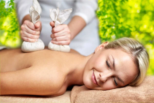Zblízka ženy s bylinný sáček masáž v lázních — Stock fotografie