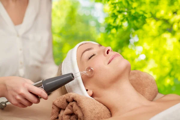 Kvinna som har hydradermi ansiktsbehandling i spa — Stockfoto