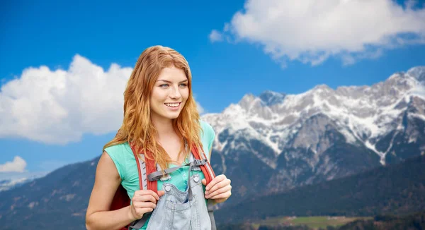 アルプスの山々 をバックパックで笑顔の女性 — ストック写真