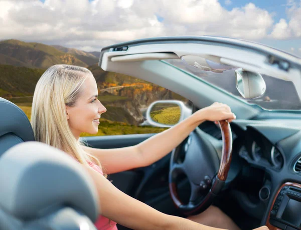 Big sur kıyısında Cabrio araba sürüş kadın — Stok fotoğraf