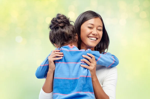 Mutlu anne ve kızı yeşil üzerinde sarılma — Stok fotoğraf