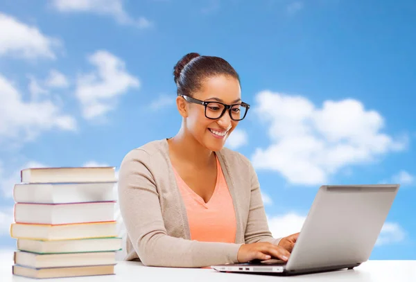 Menina estudante africano com laptop e livros Imagem De Stock