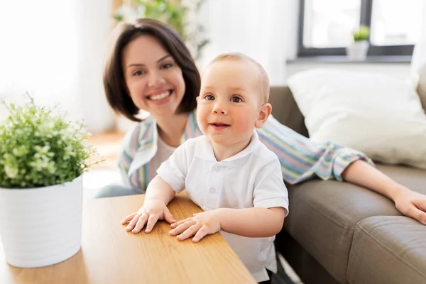 Menino pequeno feliz com a mãe em casa — Fotografia de Stock