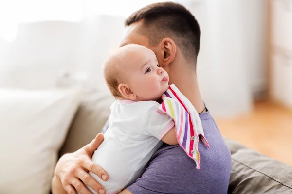 Vader met kleine babymeisje thuis — Stockfoto