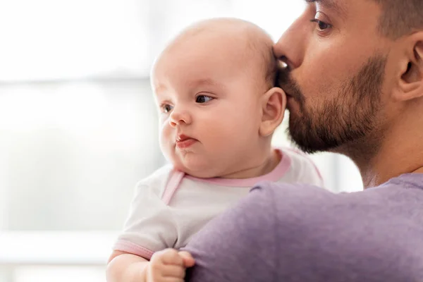 Close up van vader dochtertje baby kussen — Stockfoto