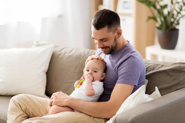 Küçük bebek kızı evde mutlu baba — Stok fotoğraf