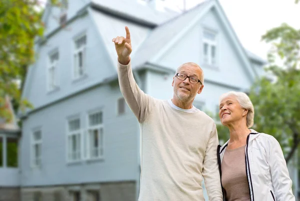 Feliz casal sênior sobre viver casa fundo — Fotografia de Stock