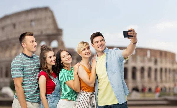 Друзья делают селфи на смартфоне над Колизеем — стоковое фото