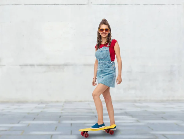 微笑的十几岁女孩与滑板在街道上 — 图库照片