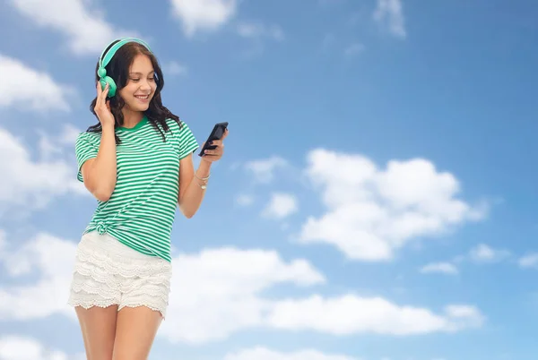 Εφηβικό κορίτσι σε τηλέφωνα με smartphone πέρα από τον ουρανό — Φωτογραφία Αρχείου