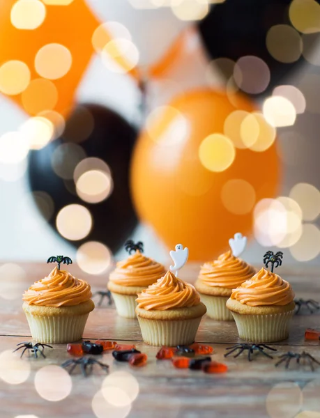 Pastelitos o magdalenas de fiesta de halloween en la mesa — Foto de Stock