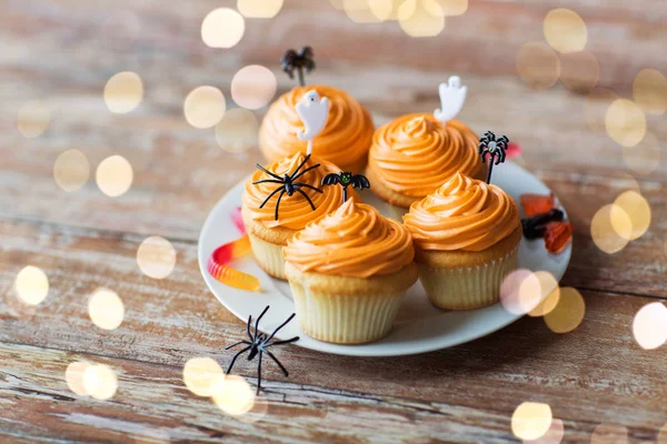 Pastelitos o magdalenas de fiesta de halloween en la mesa — Foto de Stock