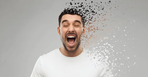Szalony krzyczący człowiek w t-shirt na szarym tle — Zdjęcie stockowe