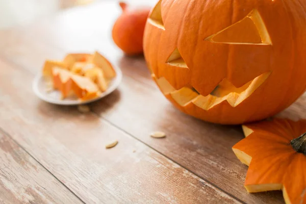 Jack-o-Laterne oder geschnitzter Halloween-Kürbis — Stockfoto