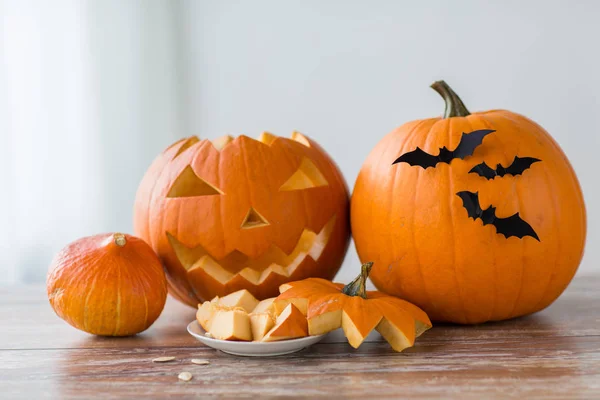 Jack-o-Laterne oder geschnitzter Halloween-Kürbis — Stockfoto