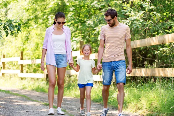 Família feliz andando no parque de verão — Fotografia de Stock