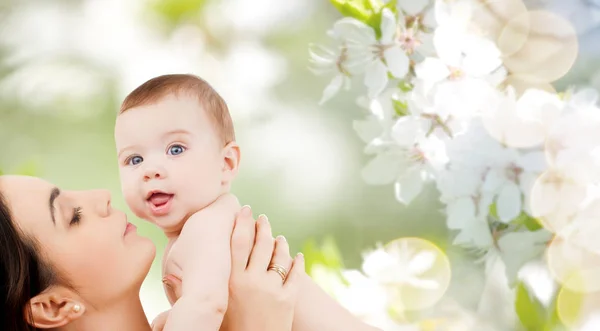 Mãe com bebê sobre fundo flor de cereja — Fotografia de Stock