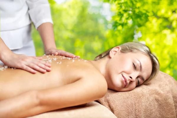 Frau mit Salzmassage im Wellnessbereich — Stockfoto