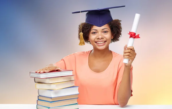 Estudante de pós-graduação africana com livros e diploma — Fotografia de Stock