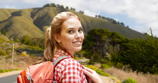 Mulher sorridente com mochila em grandes colinas sur — Fotografia de Stock